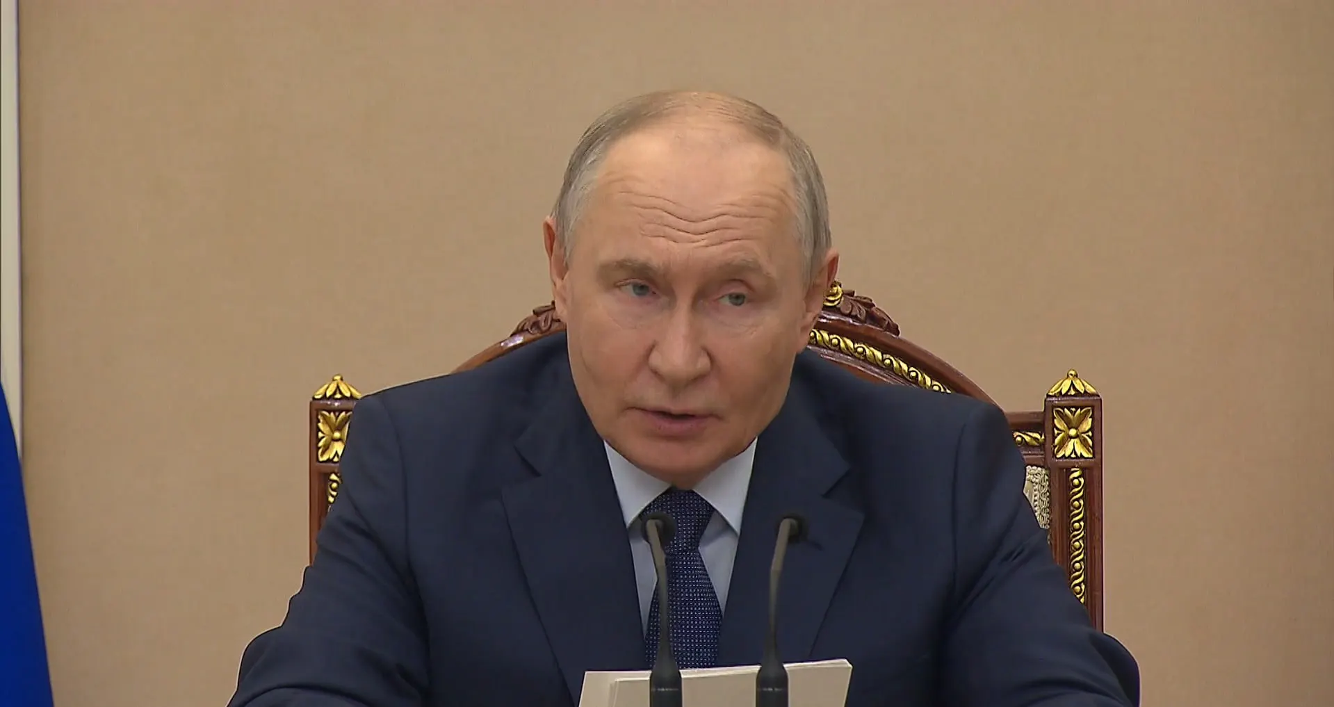На совещании по экономике президент отметил рост ВВП, профицит бюджета в июне и поручил дополнительную поддержку регионов.