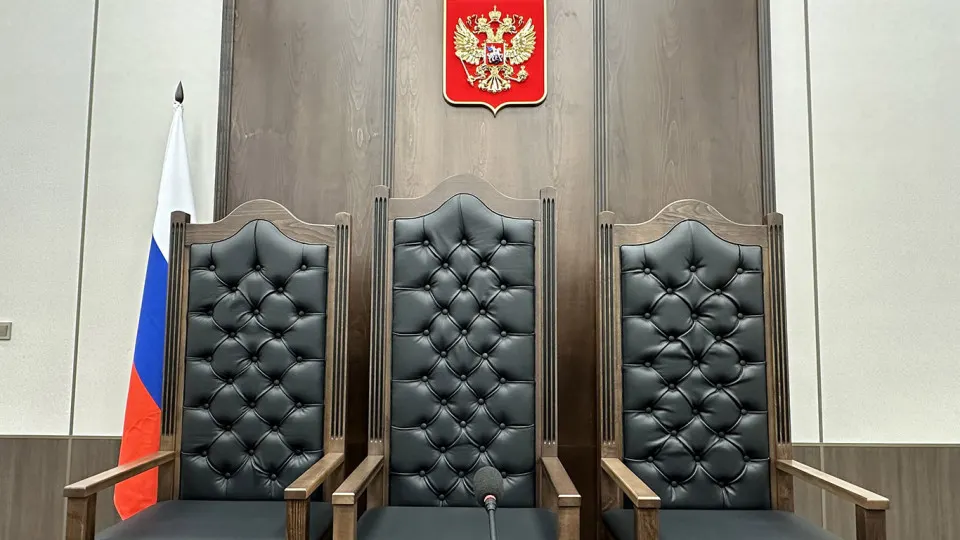 Законопроект разрешит нанимать студентов юрфактов и специалистов с СПО на должности в аппаратах судов — мера направлена на сокращение дефицита кадров, но вызывает опасения по качеству кадров и необходимости улучшения условий работы.