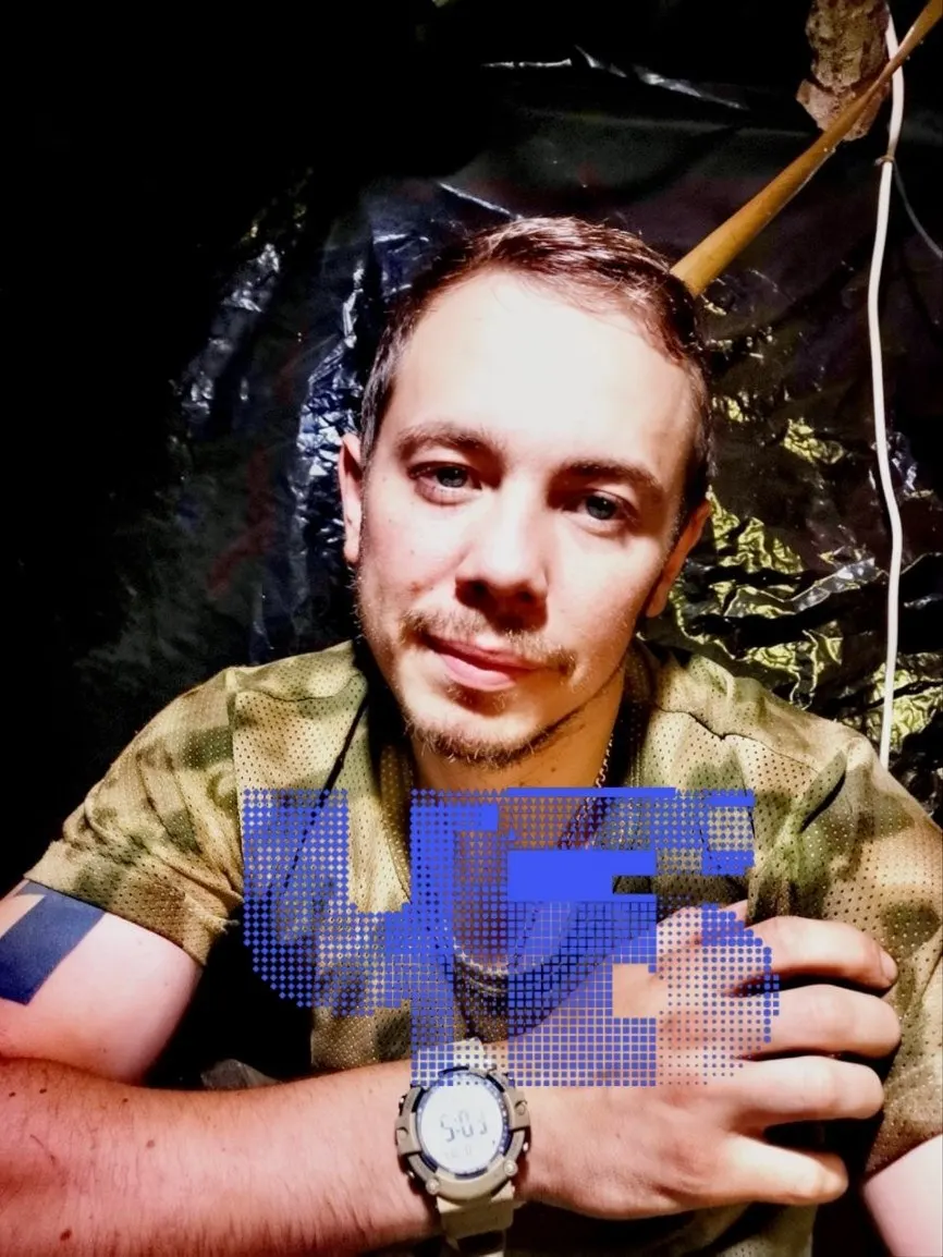 Родные погибшего военнослужащего из Челябинска утверждают, что похороны сына устроили без их ведома в Балтийске (Калининградская область). Отец обвиняет военные ведомства и чиновников — родители лишены права распоряжаться телом из‑за действующего порядка передачи прав супругам.