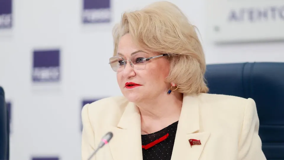 Депутат Госдумы Нина Останина утверждает, что власти скрывают масштаб повреждений нефтеперерабатывающих заводов после ударов, что уже вызывает дефицит топлива, перебои с доставкой продуктов и риски для уборочной кампании.