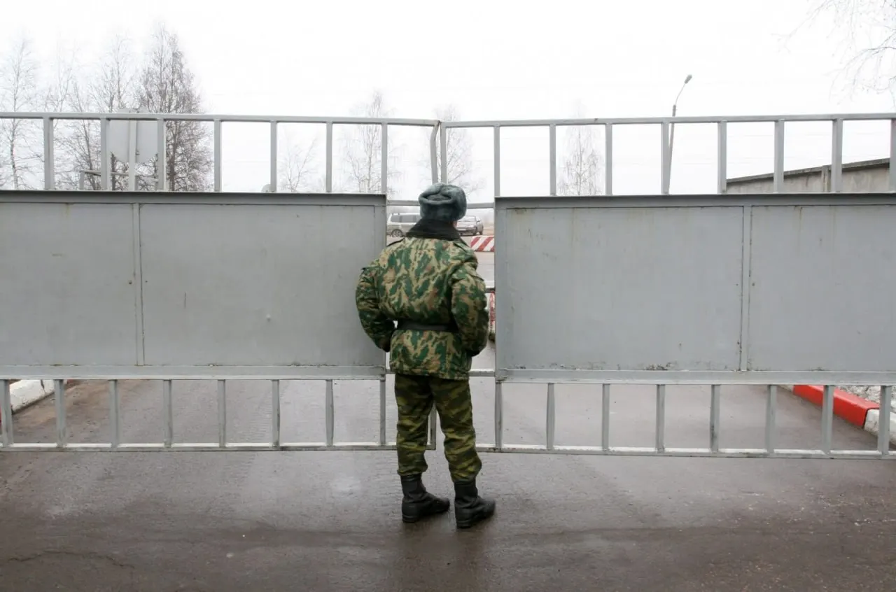 Депутат из Томской области заявил, что пропавших без вести военнослужащих всё чаще признают «самовольно покинувшими часть» — это лишает их родственников выплаты и социальных гарантий. По оценкам, таких случаев уже десятки тысяч.