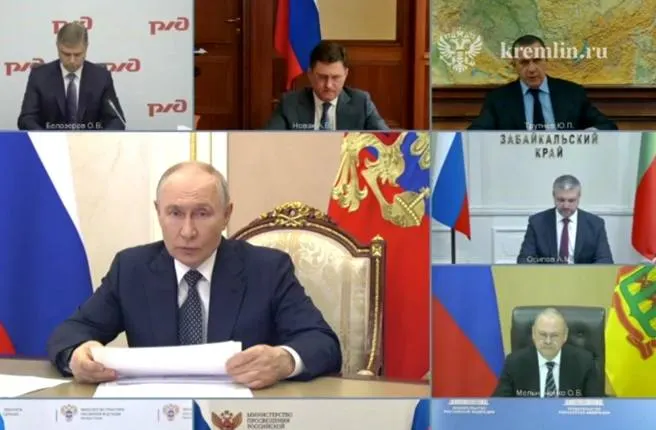 Президент провёл совещание по обеспечению работы топливного и транспортного комплексов. Губернатор Забайкалья предложил строить мини‑НПЗ и увеличивать импорт топлива, чтобы гарантировать снабжение органов власти и граждан.