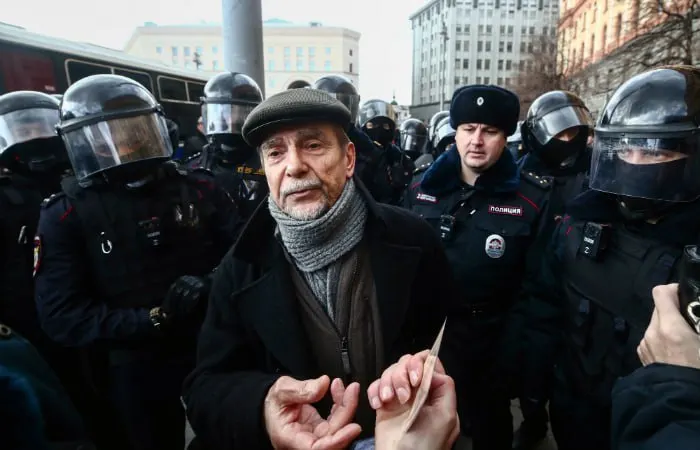 В Хорошевском суде Москвы началось заочное рассмотрение уголовного дела против 84‑летнего правозащитника: прокурор просит 6,5 года колонии и запрет на администрирование сайтов на 10 лет.