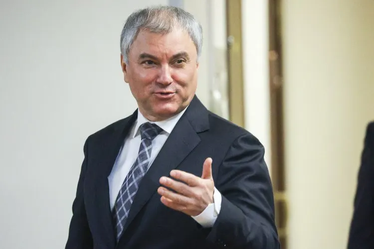 Спикер Госдумы призвал горожан активнее пользоваться электротранспортом: по его мнению, современные трамваи могут разгрузить дороги, улучшить экологию и стать дешёвой альтернативой наземному метро в условиях дефицита топлива.