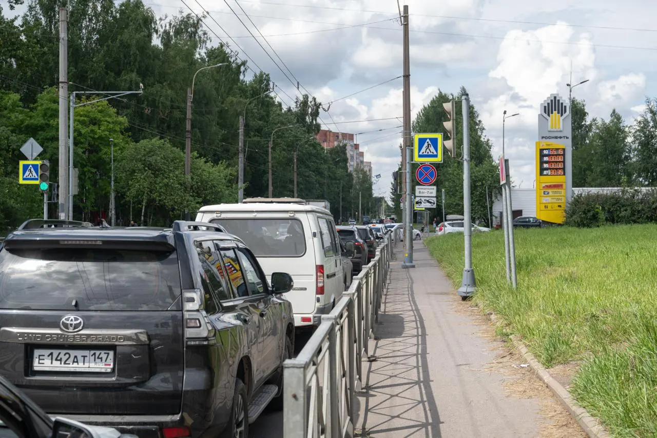 Несмотря на временное понижение в России стандарта бензина до Евро‑3, работники петербургских АЗС сообщают, что пока получают и продают топливо Евро‑5; в то же время эксперты предупреждают о возможном влиянии смены стандарта на качество воздуха.