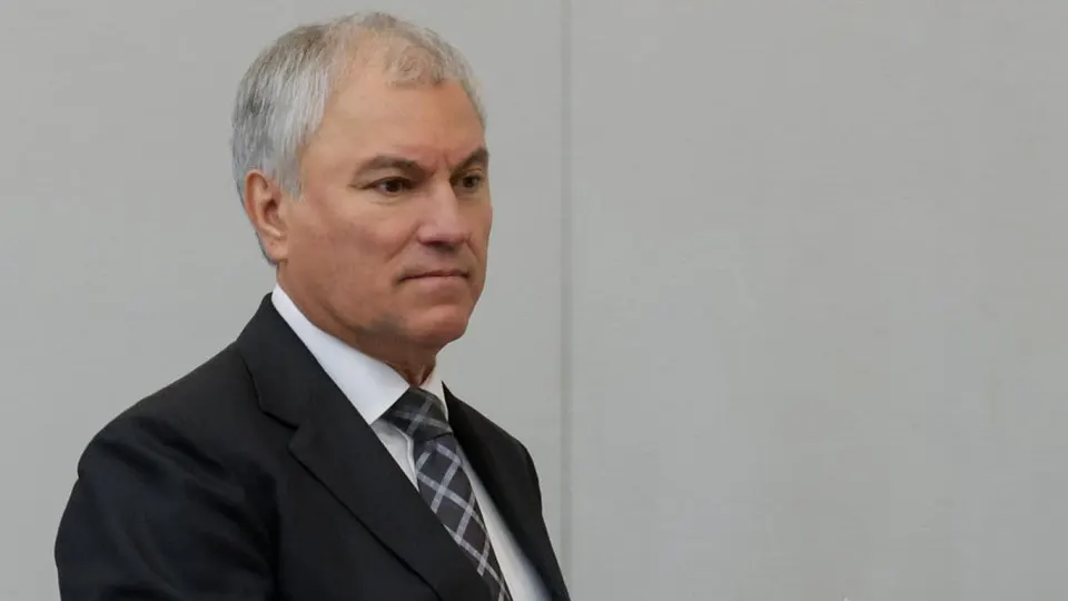 Спикер Госдумы призвал к консолидации и предостерёг от политизации дефицита топлива; правительство обещает новые меры для стабилизации рынка.