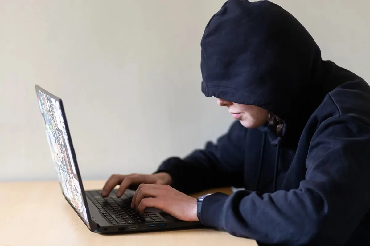 Проект предлагает через суд запрещать преследователю приближаться к человеку, связываться с ним и посещать места его повседневной жизни; документ направлен на оценку в правительство и может вступить в силу 1 января 2027 года.