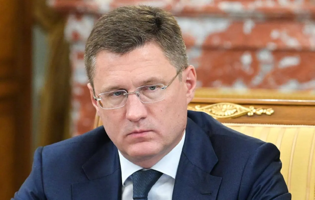 Из‑за частичного вывода ряда НПЗ в стране наблюдается дефицит топлива. Правительство принимает меры для восстановления загрузки заводов и обеспечения производства в необходимых объёмах.