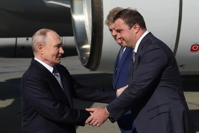 На рабочей встрече затронули темпы роста ВРП, успехи в сельском хозяйстве, снижение в промышленности и меры по завершению долгостроев и защите дольщиков.