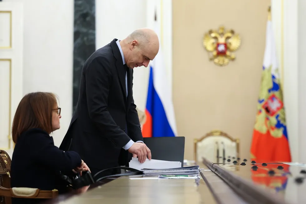 Новая упрощённая процедура даёт Министерству финансов возможность оперативно покрывать дефицит, но подрывает прозрачность бюджета, повышает долговую нагрузку и усиливает давление на бизнес и население.