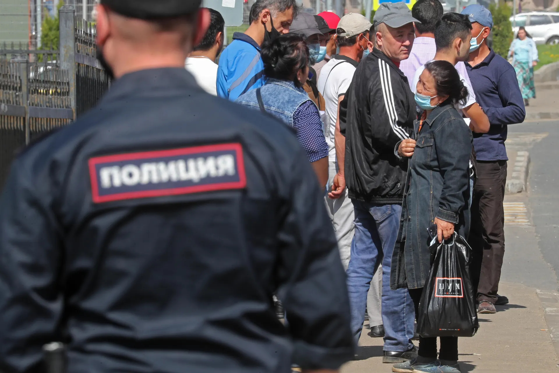 Правительство подготовило ко второму чтению поправки, которые вводят обязательную выдворение иностранных граждан за ряд правонарушений — в том числе дискриминацию и неповиновение пограничнику. Законопроект ранее прошёл первое чтение.