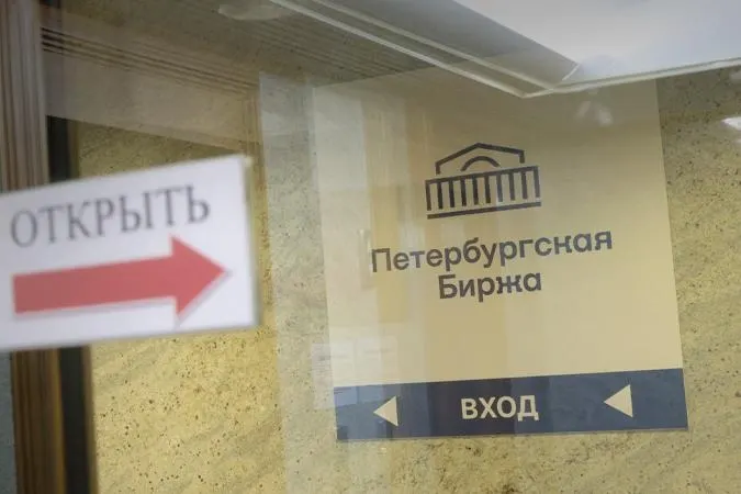 Покупки топлива на бирже будут разрешены только для собственных нужд или для заранее указанного конечного потребителя; сделки «для перепродажи» посредникам перестанут быть допустимыми. Мера вводится на фоне дефицита и сокращения предложения топлива.