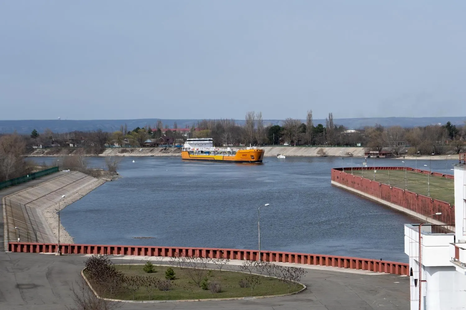 Власти временно остановили движение судов по Азово‑Донскому морскому каналу после атак беспилотников, в результате которых были поражены несколько десятков судов. Остановка может затронуть значительную долю экспорта зерна через Азовское море.