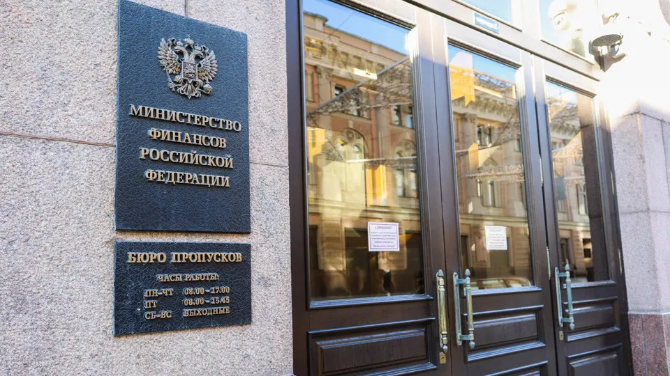 По оценке аналитиков ЦМАКП, за время войны госдолг вырос почти на 68%, расходы на проценты втрое увеличились и уже стали четвёртой по величине статьёй расходов федерального бюджета; эксперты предлагают ввести долговые ориентиры.