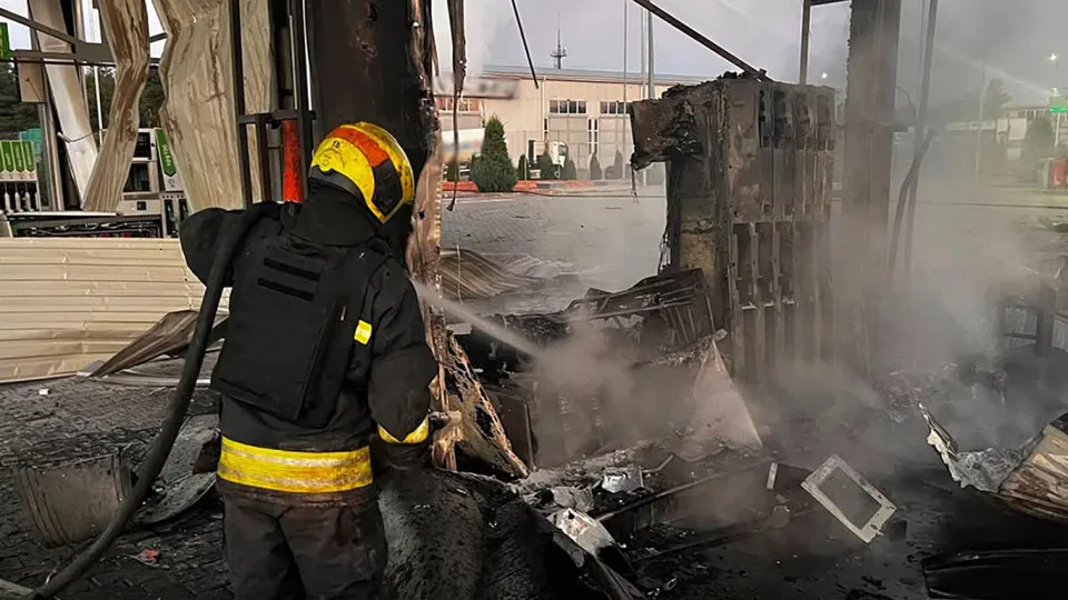 В результате ночного удара беспилотников по Днепропетровской области пострадали пять автозаправок, есть погибшая и раненые. Одновременно в России отмечается резкое падение производства бензина и вводятся жёсткие ограничения на продажу топлива.