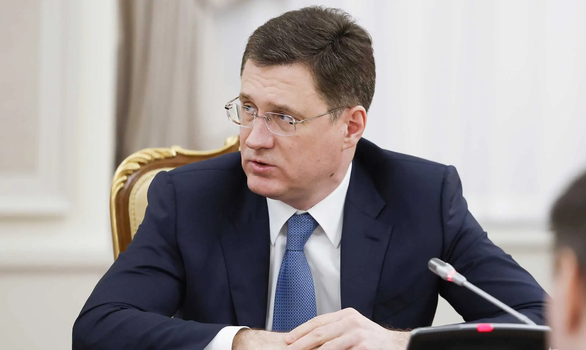 Вице‑премьер заявил, что в целом страна обеспечена бензином и дизельным топливом, а локальные перебои связаны с изменениями логистики и оперативно устраняются. В ряде регионов введены режимы повышенной готовности из‑за нехватки горючего; дефицит топлива признан после ударов по нефтяной инфраструктуре.
