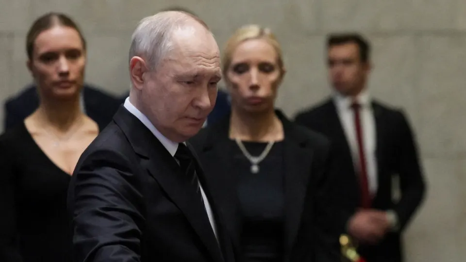 По словам близких к Кремлю собеседников, российский лидер отвергает компромиссы и склоняется к продолжению наступления на Донбасс, несмотря на экономическое давление, удары украинских дальнобойных дронов и внешние призывы к прекращению огня.