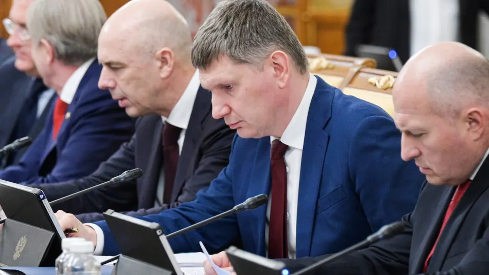 По оперативной оценке, ВВП России за январь—май вырос всего на 0,2% — существенное замедление на фоне секторальной стагнации, падения инвестиций и снижения цен на нефть.