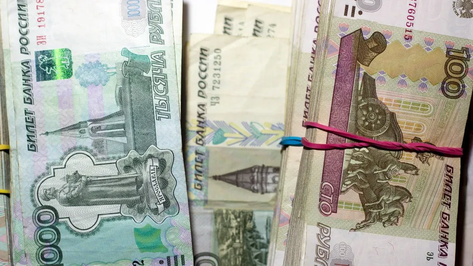 За первые две недели июля объем наличных в обращении увеличился на 513 млрд руб. — темп снятия наличности усилился, банки вынуждены больше заимствовать у Центробанка, а доля проблемных кредитов растёт.