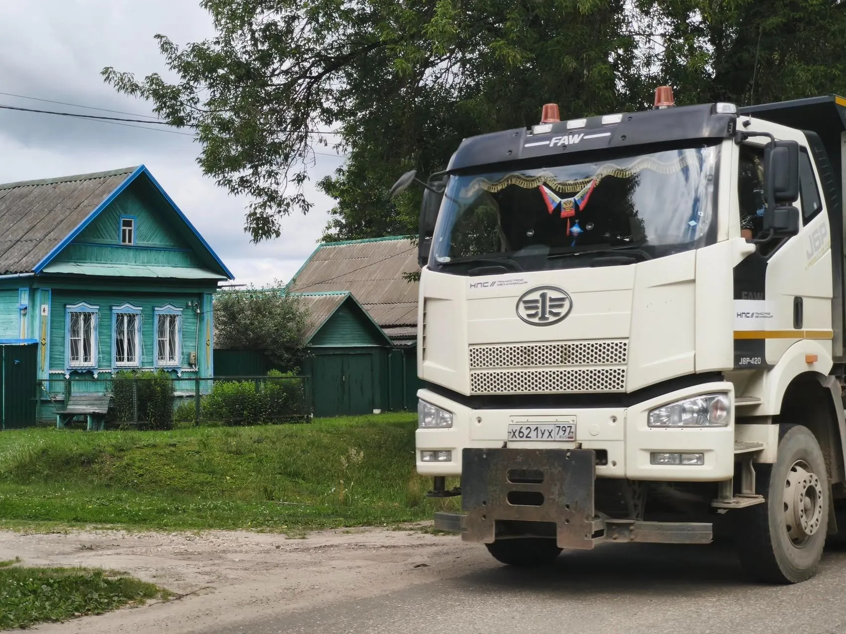 Часть домов уже конфискована под проект, жители пытаются приспособиться к жизни под шум магистрали и соседству с поездами.
