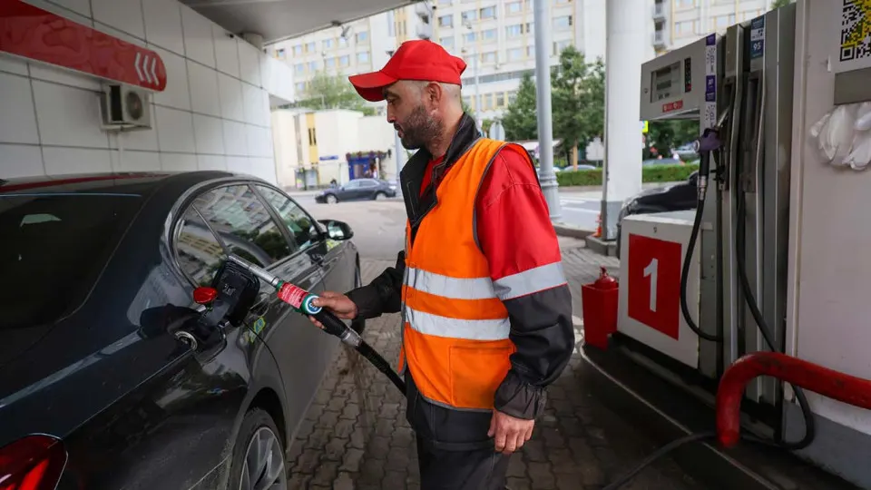 В Москве и Подмосковье снова возникают перебои с топливом: очереди на заправках, рост цен и нехватка АИ-95, проблемы охватывают регионы.