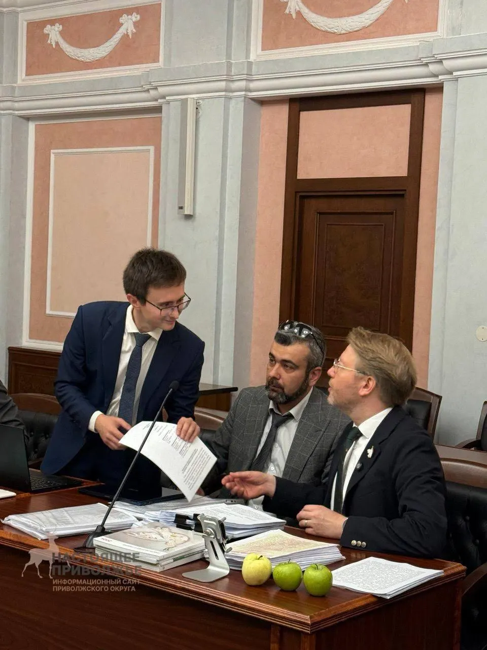Суд рассмотрел нарушения авторских прав и спорные источники финансирования кампании; обвинения в экстремизме отклонены.