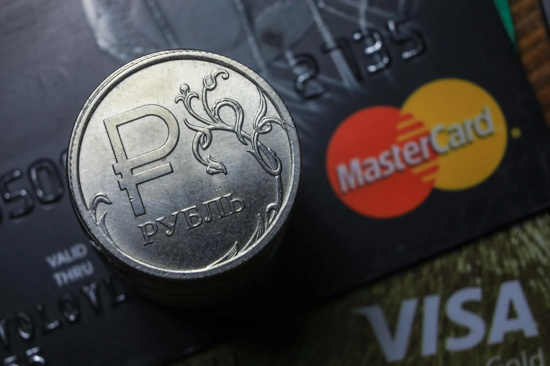 Пользователи сталкиваются с трудностями при оплате картами Visa и Mastercard, а также через систему быстрых платежей (СБП).