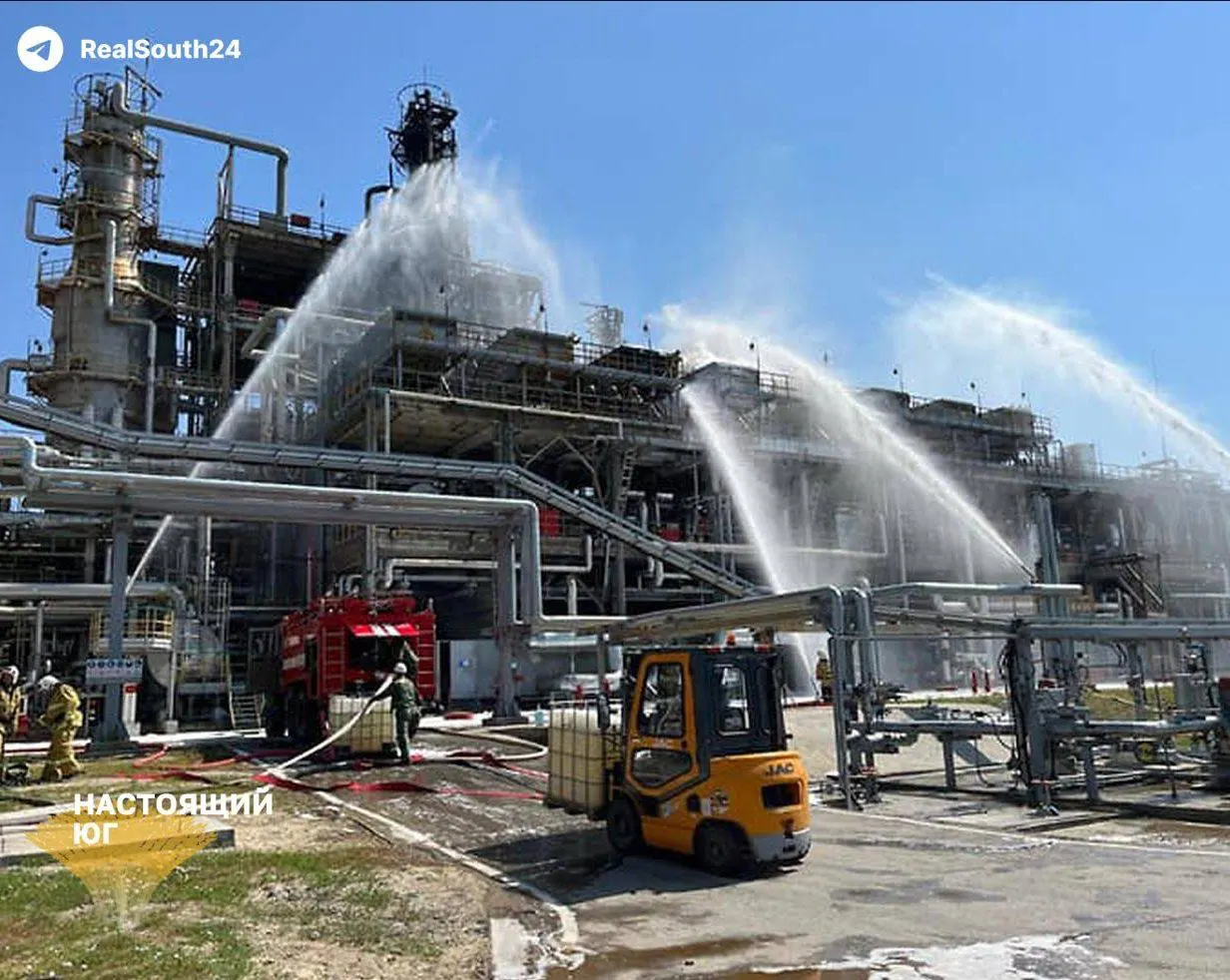Август стал тяжелым месяцем для нефтепереработки: зафиксировано 21 нападение на НПЗ, шесть крупных предприятий временно остановлены.