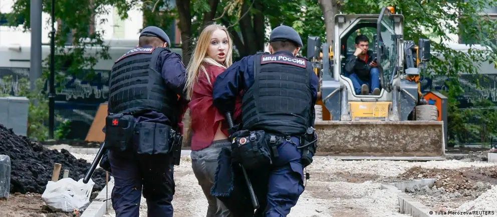 Десятки протестующих задержаны возле Верховного суда; суд рассматривает апелляцию партии «Яблоко» на недопуск к выборам.