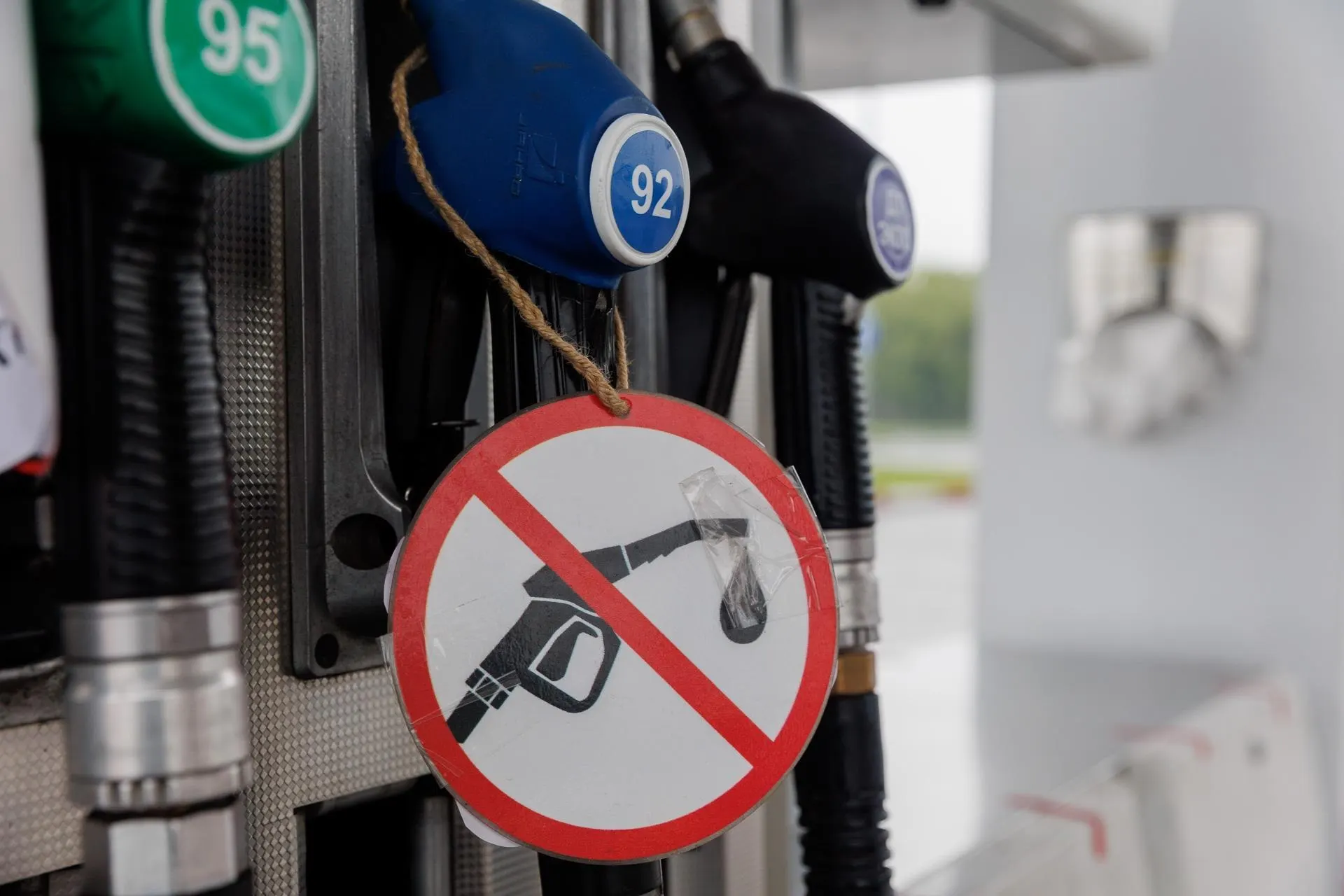Эксперты прогнозируют непростой август на рынке топлива в России, но очереди на АЗС сокращаются.