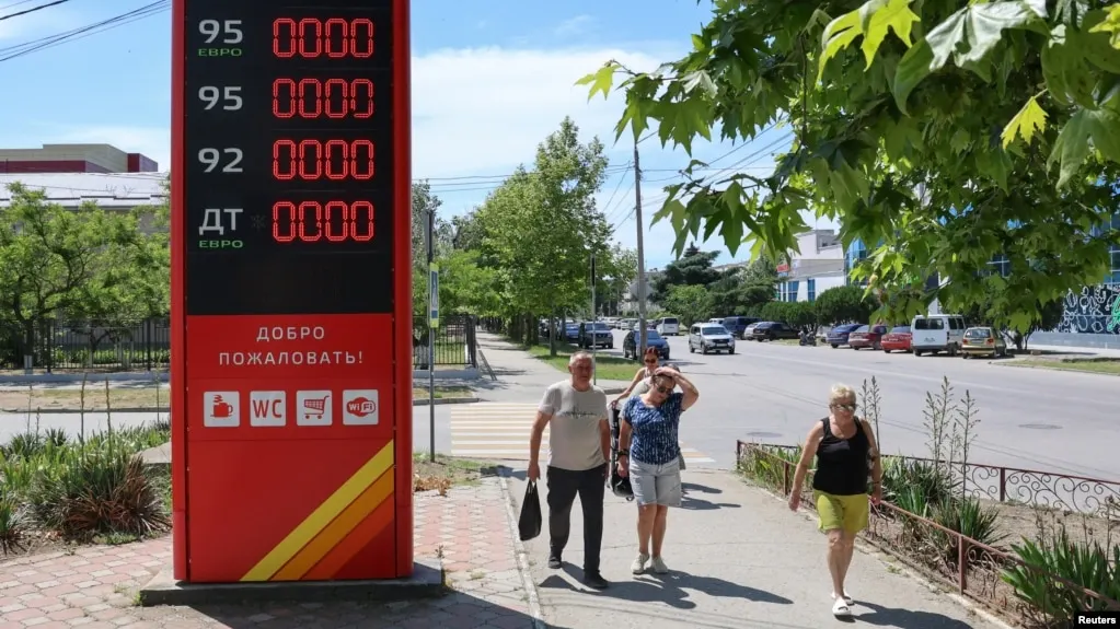В Геленджике и близлежащих населённых пунктах бензин исчез на большинстве заправок; очереди растут, а ситуация может затрагивать регионы страны.