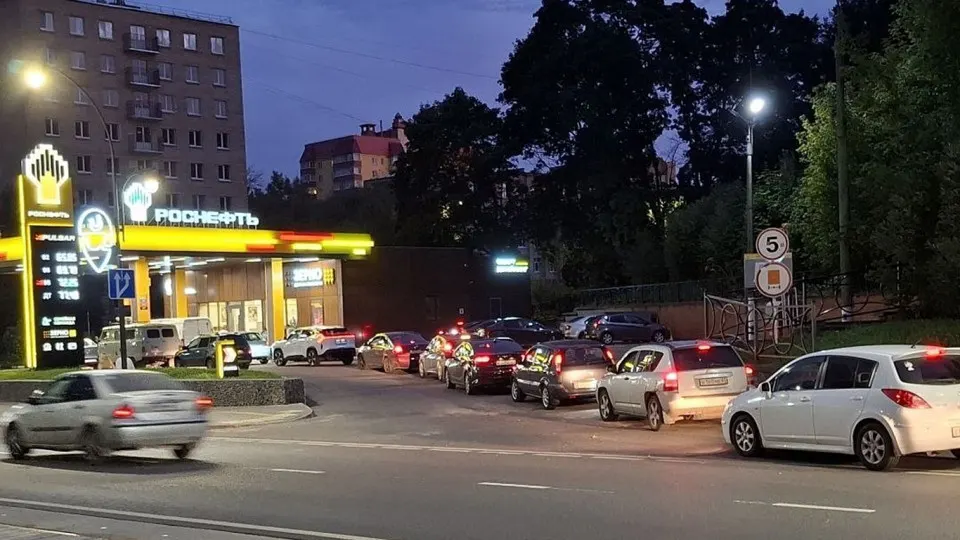 После июля очереди на АЗС возвращаются в регионы: Краснодарский край, Смоленская область и другие субъекты РФ сталкиваются с ограниченным доступом к бензину и мерами правительства.