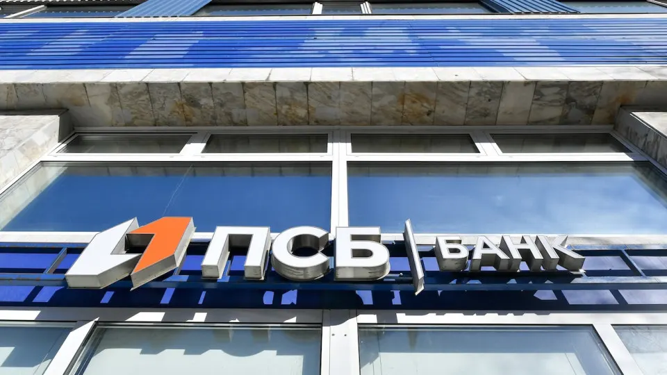 Банк ПСБ, опорный банк оборонной промышленности, завершил первую половину 2026 года с убытком, увеличив резервы под возможные потери и указав на риски директивного кредитования оборонной отрасли.