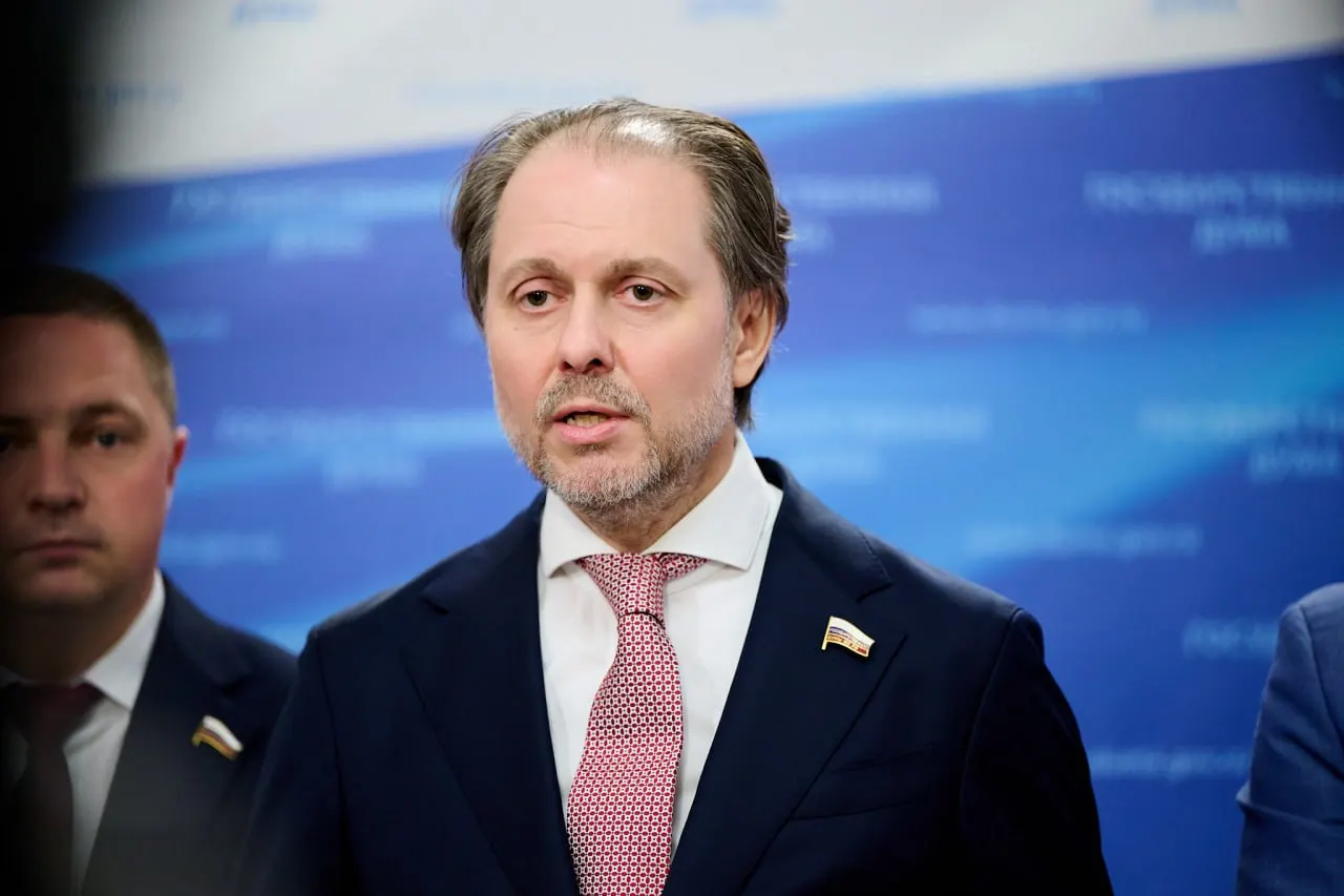 Депутат от ЛДПР Владимир Сысоев возглавил комитет, сменив Сергея Леонова; у него за плечами экономист и юрист, а медицинское образование отсутствует.