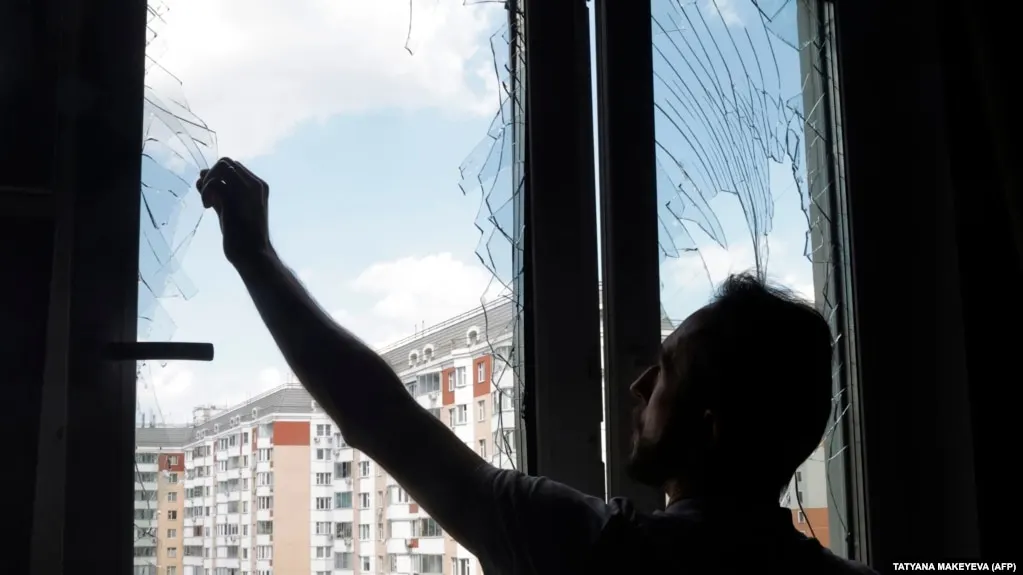 В Подмосковье зафиксированы атаки дронов: сбито 56 беспилотников. В Кубинке произошёл пожар, эвакуированы жители, продолжаются проверки и эвакуации по регионам.