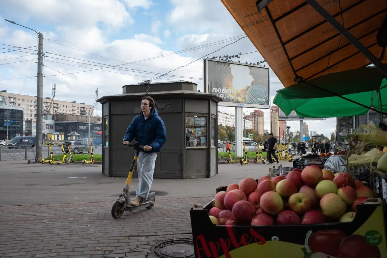 В Петербурге и Ленобласти исчезновение чиновника на войне, крупная авария на трассе и вынесен приговор; в России и мире — новые санкции и инциденты.