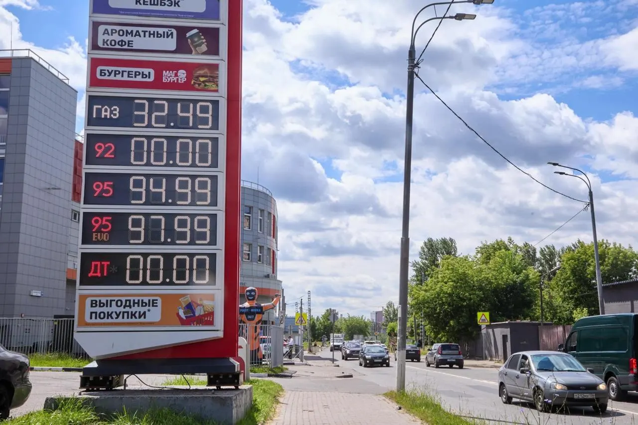 ФАС продолжает расследование топливного кризиса: претензии к десяткам АЗС и значительный рост цен, особенно на независимых заправках, зафиксированы в нескольких регионах, включая Калмыкию.