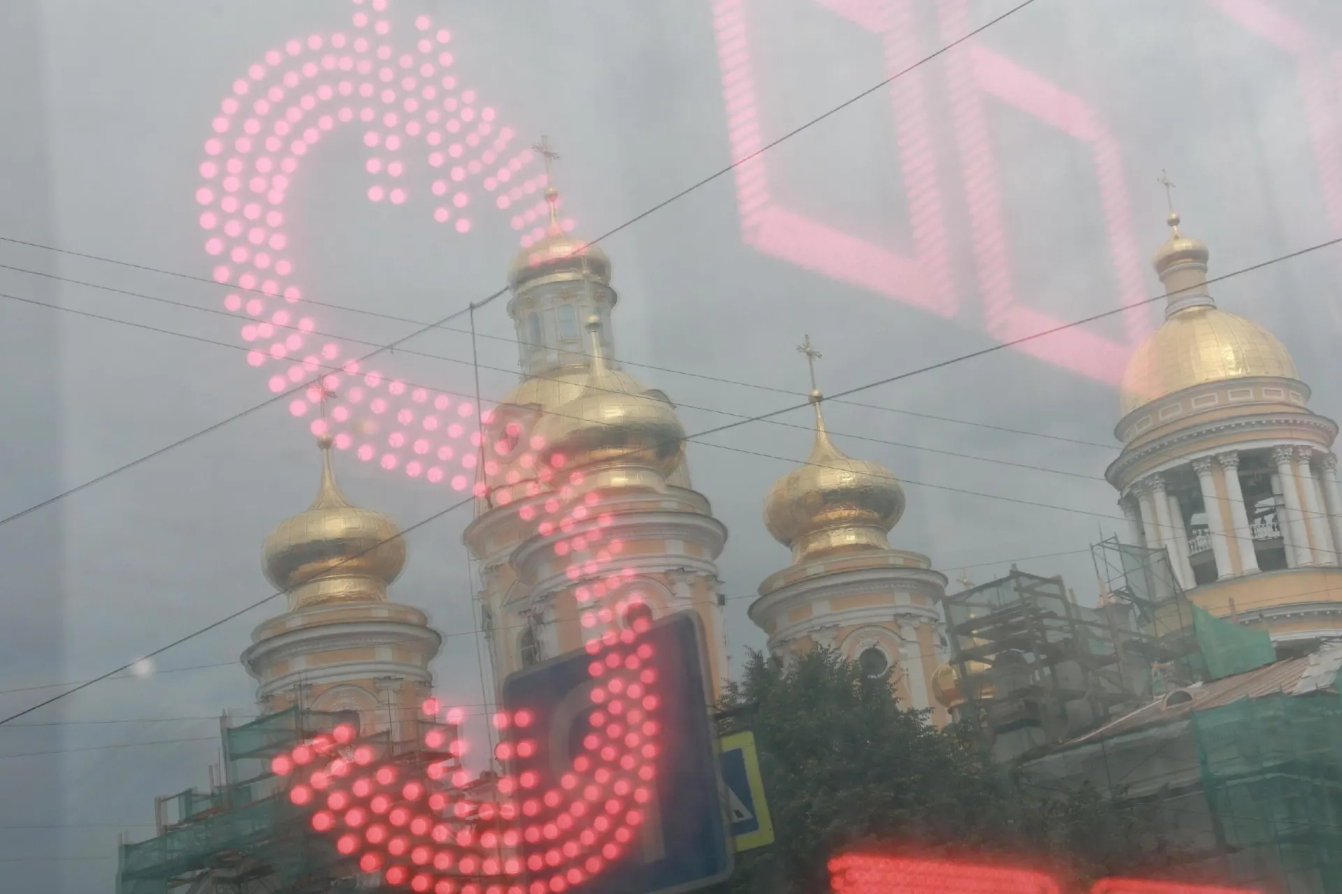 За лето рубль обесценился к доллару, эксперты обсуждают развитие ситуации на валютном рынке.