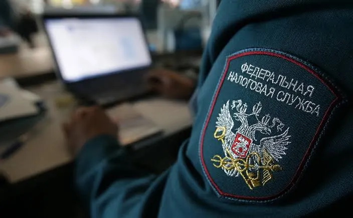 Налоговая служба получит выписки с техническими данными устройств, участвовавших в операциях цифровых рублей, включая IP- и MAC-адреса, номера телефонов и данные SIM-карт. Новый порядок вступит в силу в 2027 году.