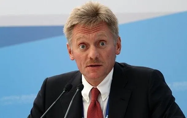Песков заявил, что в России журналисты работают без ограничений, в отличие от США, где доступ к Белому дому ограничен для ряда СМИ.