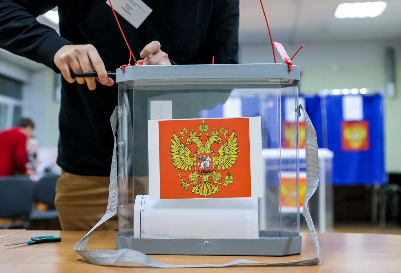 Сводка по итогам второго дня выборов показывает распределение голосов между партиями по данным экзит-полов.