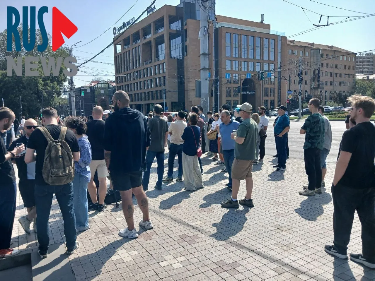 Очередь перед&nbsp;российским посольством в&nbsp;Ереване превысила тысячу к&nbsp;полудню