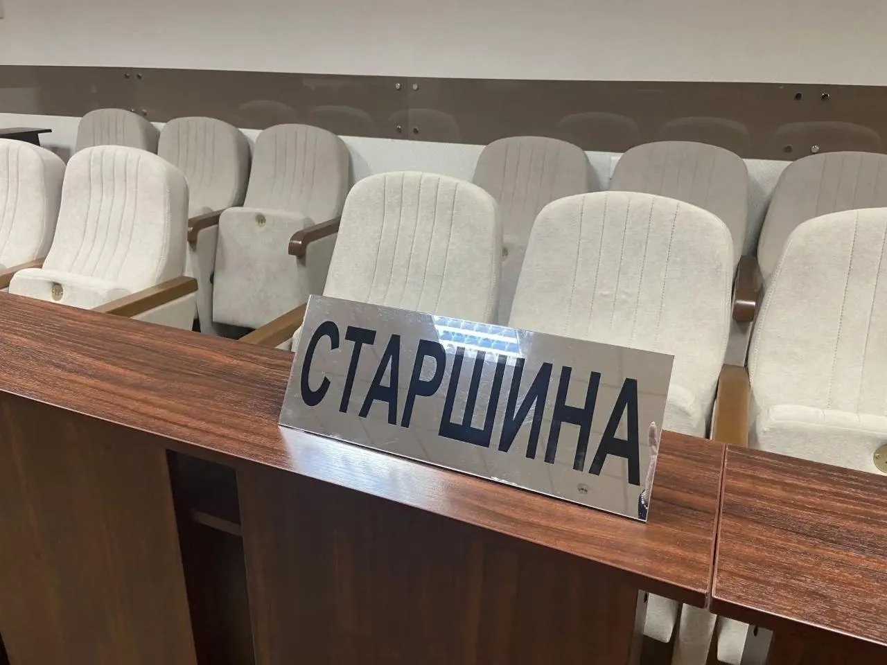 Сокращение числа присяжных вдвое и участие судьи в совещательном процессе — что это меняет на практике.