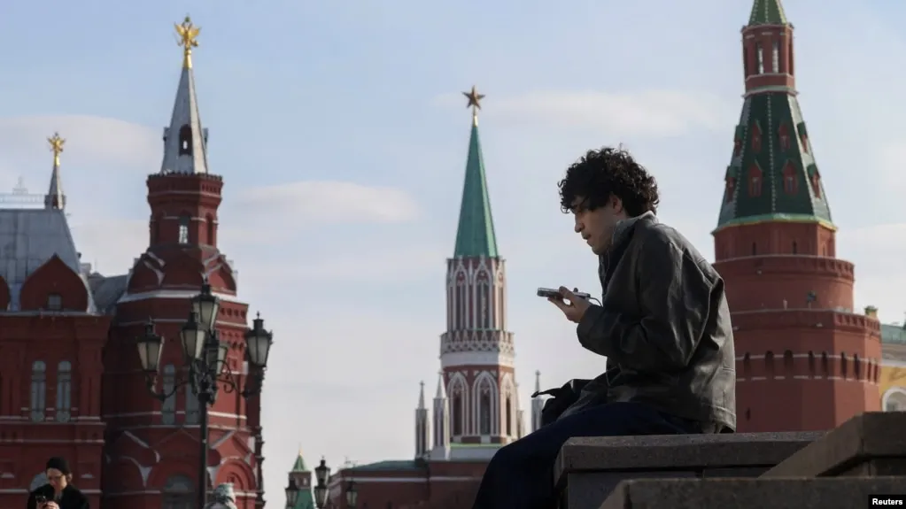 Госдума рассматривает законопроект об идентификации несовершеннолетних в социальных сетях и сокращении их времени в интернете; инициатива направлена на усиление контроля за доступом к контенту и борьбу с зависимостью от онлайн‑платформ.